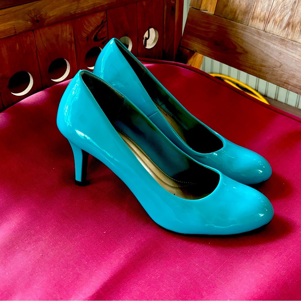 Size 10 turquoise Comfort Plus by Predictions heels